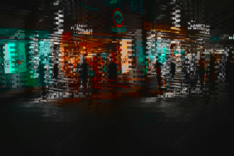 Late-Night Eateries Flourish as Midnight Crowds Seek Comfort Food Downtown